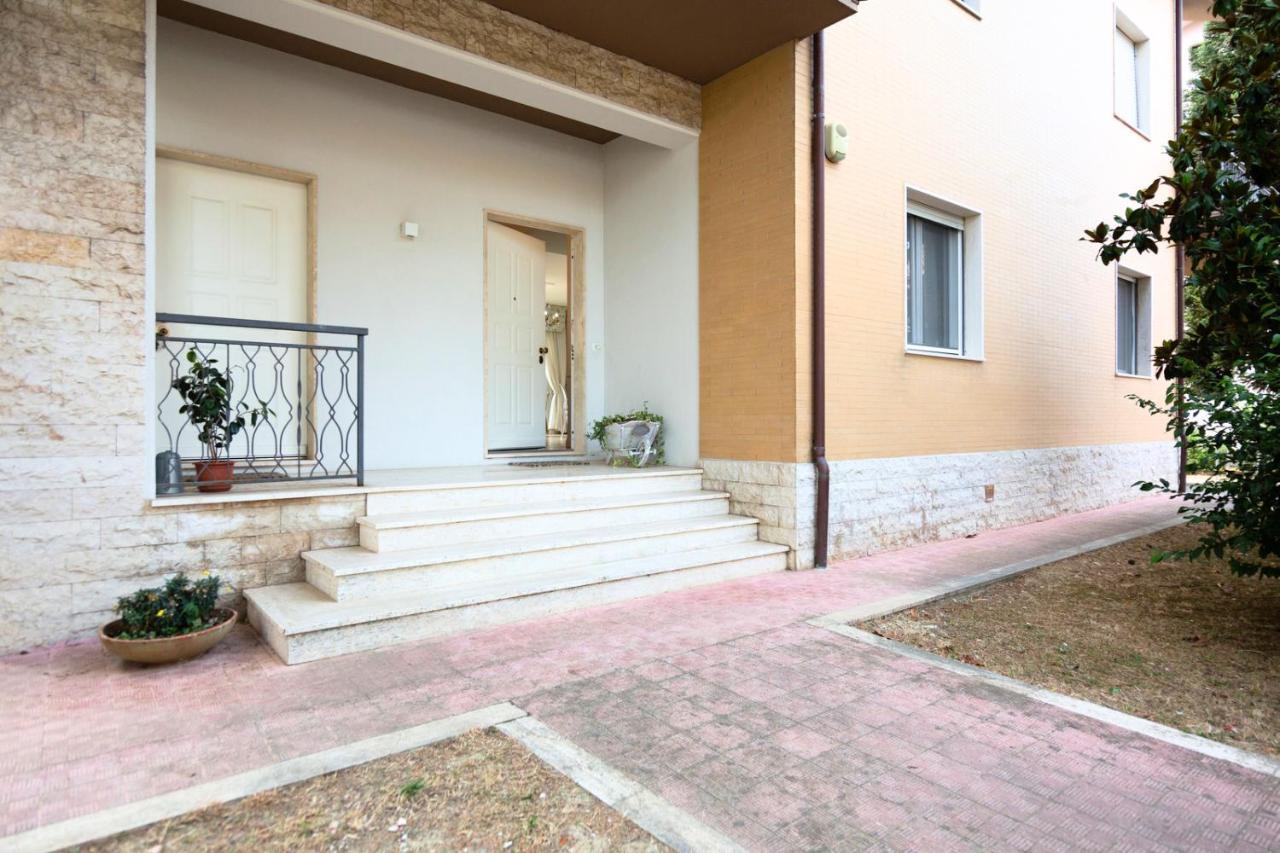 L'Oasi Della Pace - Confortevole E Vicino A Tutto Apartman Chiaravalle Marche Kültér fotó